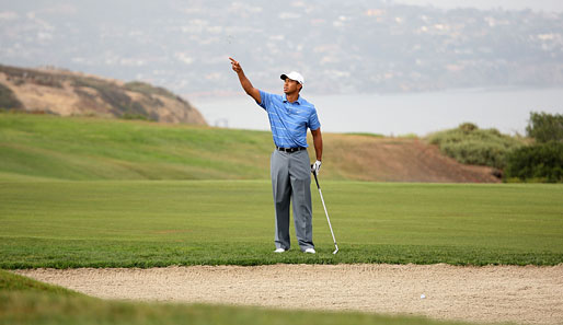 Tiger Woods spielte trotz zweier Doppel-Bogeys und Knieschmerzen noch eine 72