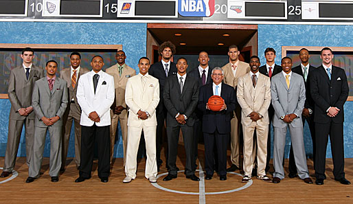 NBA-Commissioner David Stern (im Bild mit Ball) zusammen mit den Top-15-Picks