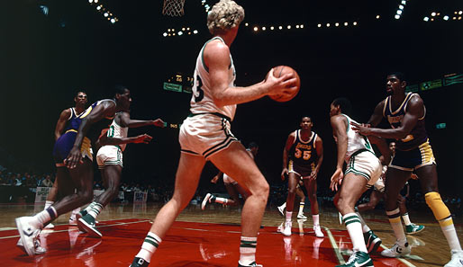 Da war zum einen Larry Bird. 1979/80 legte er bei den Celtics los, für die er bis zum Karriereende 1992 spielte. 1981 holte er schon seinen ersten Titel