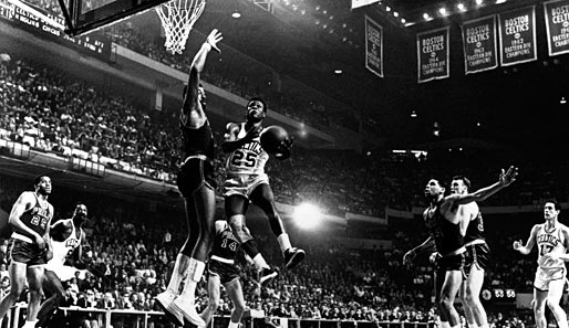 In den Finals 1969 spielte Wilt Chamberlain bei den Lakers und sie galten gegen Bostons Oldie-Truppe als Favorit, verloren aber dennoch in sieben Spielen