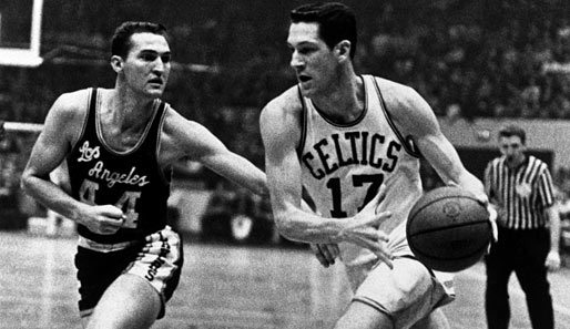 Legenden. Jerry West (l.) von den Lakers und John Havlicek ("Hondo"). Havlicek ist mit über 26.000 Punkten Rekord-Scorer der Celtics