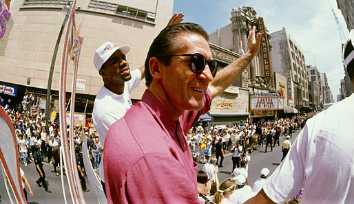 Und Riley durfte sich wieder feiern lassen. Auch 1988 wurden die Lakers Meister, doch bis zum nächsten Finale gegen Boston sollte es lange dauern