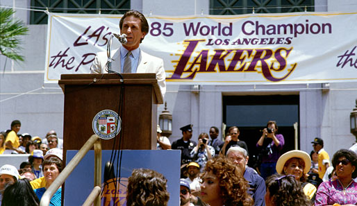 1985 wurde Riley dann Präsident der USA. Stimmt natürlich nicht, aber er führte die Lakers zum ersten Finalsieg über die Celtics