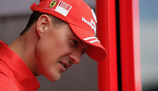 Michael Schumacher schaut skeptisch. Der Ferrari-Berater lässt sich das Rennen in Hockenheim natürlich nicht entgehen