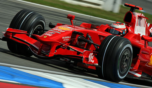 Gemischte Gefühle bei der Scuderia Ferrari: Während sich Kimi Räikkönen am Ende mit Startplatz sechs begnügen muss...