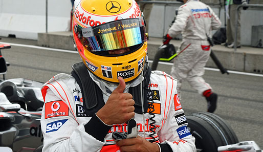 Daumen hoch: Nach seinem Sieg in Silverstone will Hamilton jetzt nachlegen