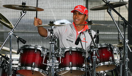 Was der Chef kann, kann er schon lange: Lewis Hamilton als Schlagzeuger