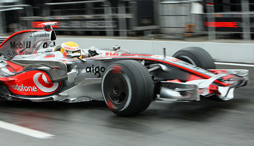 Auch auf der Strecke macht Lewis Hamilton eine gute Figur. Beim ersten Training am Freitag fährt er die schnellste Zeit. Trotz Ausrutschers im Regen