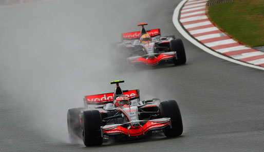 Das Rennen fällt komplett ins Wasser: Webber verpatzt den Start, Kovalainen und Hamilton können sich absetzten. Dahinter folgt Räikkönen