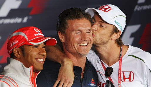 Zur Aufmunterung gab es ein Küsschen vom Honda-Kollegen Jenson Button