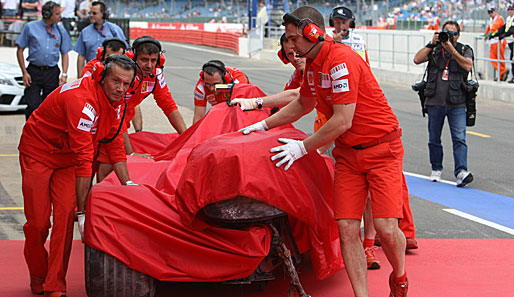 Hier wird Massas Ferrari nach dem Unfall im ersten Training zurückgebracht