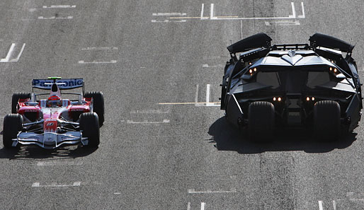Großes Spektakel zum Auftakt des Silverstone-Wochenendes. Toyota bat zum Duell gegen das Batmobil