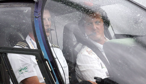 Weltmeister im Anflug: Michael Schumacher landet mit dem Helikopter in Darmstadt