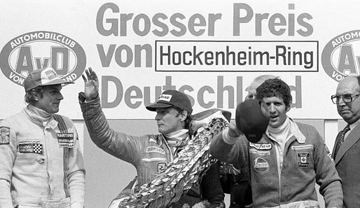 So sah die Siegerehrung in Hockenheim früher einmal aus. Anno 1977 siegte Niki Lauda. Und links? Genau, Striezel Stuck in jungen Jahren