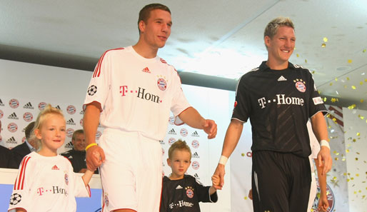 Da sich beim Heimtrikot - bis auf den vierten Stern - nichts geändert hat, präsentiert Podolski das CL-Trikot und Schweinsteiger das Auswärtstrikot
