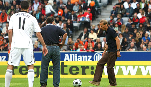 Den Anstoß führte der ehemalige Bundestrainer dann gemeinsam mit Brasiliens Legende Zico aus