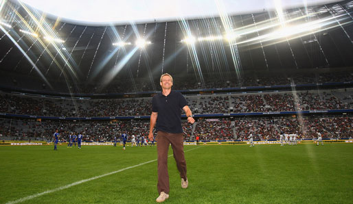 Nach dem symbolischen Anstoß eilt der neue Bayern-Coach gutgelaunt vom Spielfeld