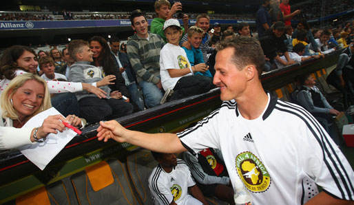 Publikumsliebling Schumacher überzeugte nicht nur auf dem Feld. Nach dem Abpfiff schrieb er fleißig Autogramme