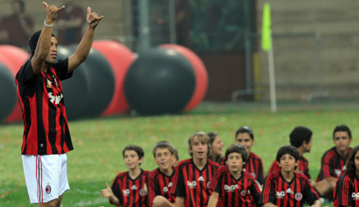 Ronaldinho: "Jetzt beginnt ein neues Leben für mich, ich bin überglücklich und will den Milan-Fans viel Freude bereiten."