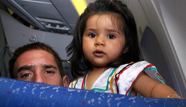 Papa Franck Ribery vom FC Bayern Münchenmit Töchterchen Hiziya im Flugzeug nach Algerien im Sommer 2006