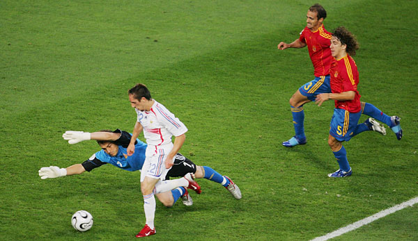 Bisschen Fußball? Franck Ribery macht bei der WM 2006 in Deutschland Iker Casillas nass und trifft gegen Spanien