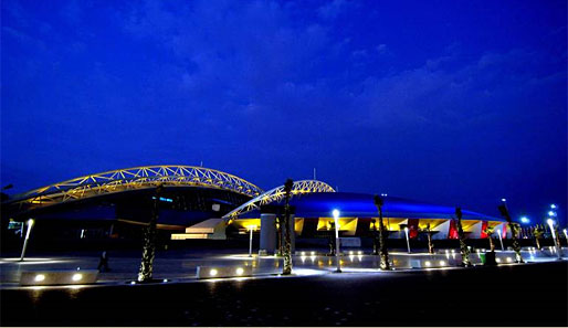 Der von Star-Architekt Roger Taillibert entworfene Dome ist auch bei Nacht eine Augenweide