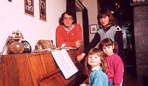 August 1984: Familienvater Magath mit Frau Stefanie und den Töchtern Victoria und Janina
