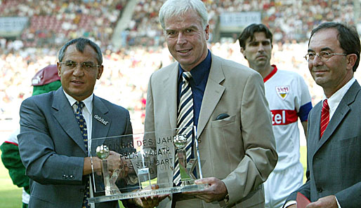 Über Nürnberg, Bremen und Frankfurt landete er beim VfB Stuttgart. Kicker-Chefredakteur Holzschuh überreicht ihm 2003 den Titel "Trainer des Jahres"