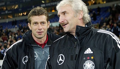 Vize-Weltmeister 2002: Von 2000-2004 war Skibbe neben Rudi Völler Trainer der deutschen Nationalmannschaft