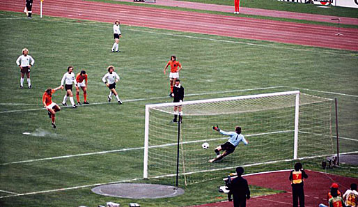 1974: Schlimmer konnte es nicht laufen. Johan Neeskens verwandelt im Finale schon in der 2. Minute einen Elfmeter zur 1:0 Führung für Holland