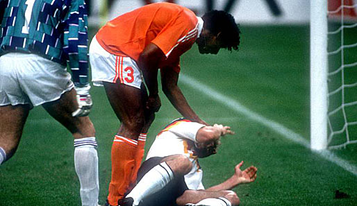 1990: Die hässlichste Szene des Turniers. Hollands Frank Rijkaard bepöbelt und bespuckt den unschuldigen Rudi Völler. Deutschland siegt 2:1