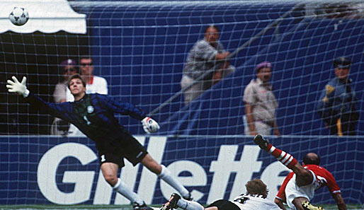 1994: Vom Regen in die Traufe. Thomas Häßler verliert das Kopfballduell gegen Jordan Letschkow, Bodo Illgner ohne Chance - Deutschland ist draußen