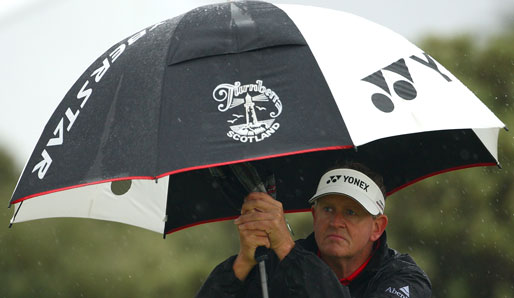 Auch Colin Montgomerie aus Schottland schaut skeptisch unter seinem Regenschirm hervor