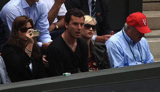 Dabei saß sie mit Rockstar/Ihrem Ehemann Gavin Rossdale auf Einladung Federers in der Box des Schweizers. Neben Rossdale: Federer-Freundin Mirka Vavrinec