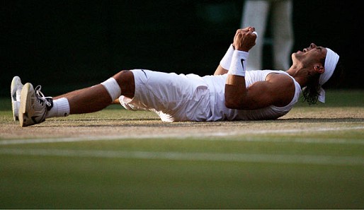 Mit dem besseren Ende für Nadal. Im dritten Anlauf hat er es endlich geschafft und Roger Federer in Wimbledon bezwungen