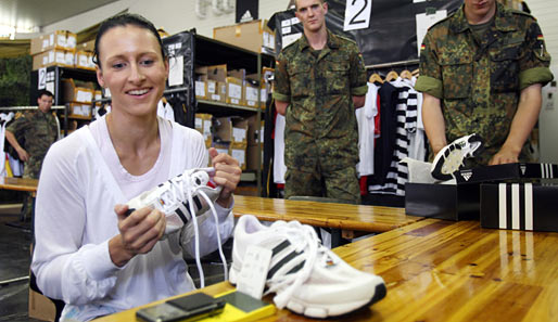 Neue Schuhe für Leichtathletin Ariane Friedrich