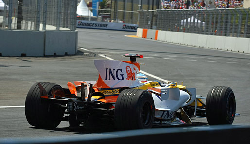 Das Schock-Bild für alle Spanier gleich vorweg: Alonso verliert nach einer Kollision mit Kazuki Nakajima seinen Heckflügel
