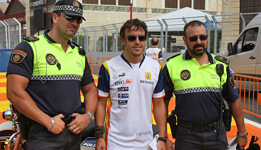 Alonso, der Nationalheld. Mit ihm lässt sich Spaniens Polizei gerne mal ablichten