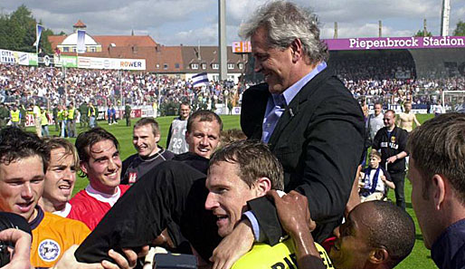 Der größte Erfolg: Nicht der erste, aber der letzte Aufstieg ins Oberhaus wurde am 16.5.2004 mit einem 0:0 in Osnabrück klar gemacht. Coach Rapolder wird auf Händen getragen