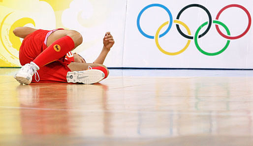 Die spanische Basketballerin Amaya Valdemoro wurde von einer neuseeländischen Gegnerin zu Fall gebracht