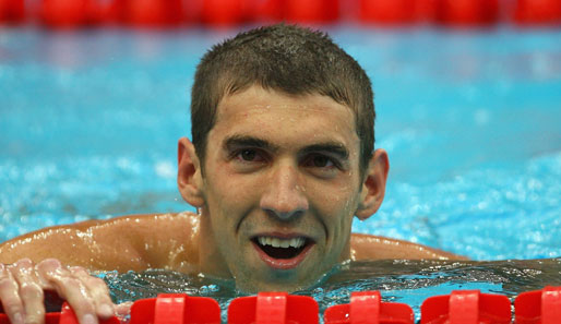 Nach dem Rennen strahlt Phelps wieder. Im fünften Rennen holt er die fünfte Gold-Medaille