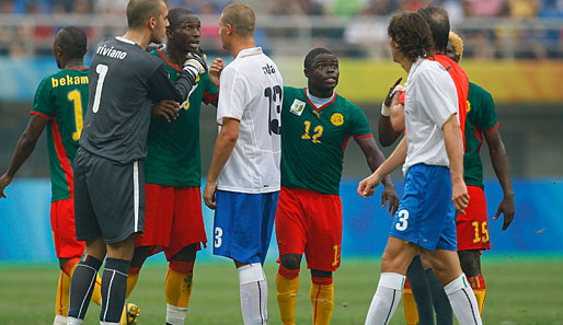 Heftige Auseinandersetzung zwischen den Fußballern aus Kamerun und Italien. Endstand: 0:0