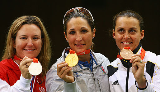 Christine Brinker (r.) gewinnt Bronze im Skeetschießen. Gold geht an Chiara Cainero (M.), Silber an Kimberly Rhode