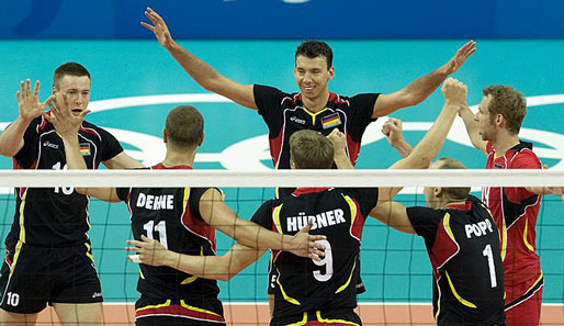 Da kommt Freude auf: Die deutschen Volleyballer besiegen Ägypten und wahren die Chance auf den Viertelfinal-Einzug