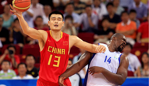 Kampf der Giganten! Chinas Superstar Yao Ming haut Griechenlands Bomber Sofoklis Schortsanitis um