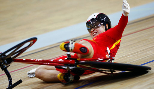 Die Chinesin Guo Shuang stürzt im Sprint-Halbfinale der Damen