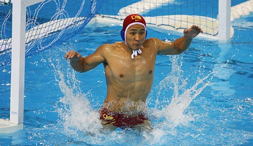 Der Chinese Li Jun bestreitet mit seiner Mannschaft das Wasserball-Viertelfinale gegen Griechenland