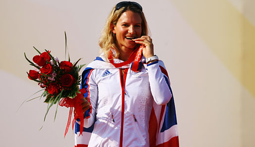 Bryony Shaw aus Großbritannien testet ihre Bronzemedaille, die sie mit dem Surfbrett RS:X gewann