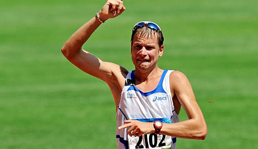 Wild gestikulierend kam er nach fast 220 Minuten mit Olympischem Rekord über die Ziellinie im Vogelnest