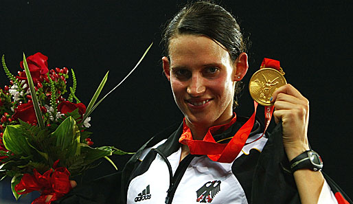 Sie strahlen um die Wette: Lena Schöneborn und ihre frisch gewonnene Goldmedaille
